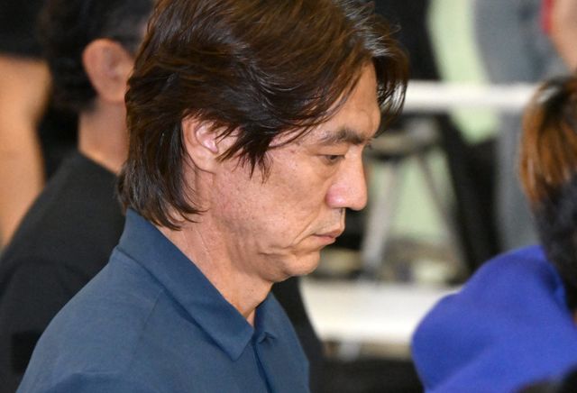 홍명보 축구국가대표팀 감독이 지난달 30일 인천국제공항을 통해 입국하고 있다. 뉴시스