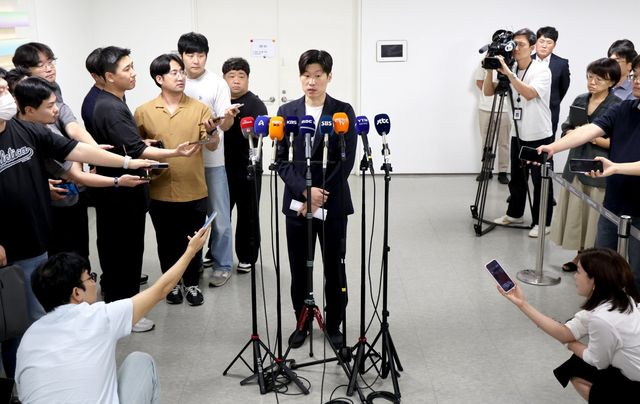 박지성 K-축구혁신위원회 공동위원장이 20일 서울 종로구 현대미술관서 열린 3차 회의를 마친 뒤 취재진의 질문에 대답하고 있다. 뉴시스