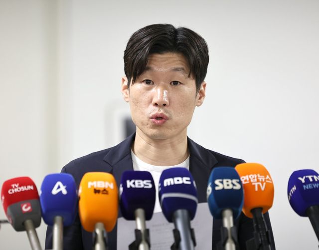박지성 K-축구혁신위원회 공동위원장이 20일 서울 종로구 현대미술관서 열린 3차 회의를 마친 뒤 취재진의 질문에 대답하고 있다. 뉴시스