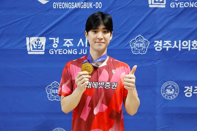 미래에셋증권 박강현이 18일 경북 경주체육관서 열린 대통령기 남자일반부 단식서 우승한 뒤 기뻐하고 있다. 사진제공│대한탁구협회
