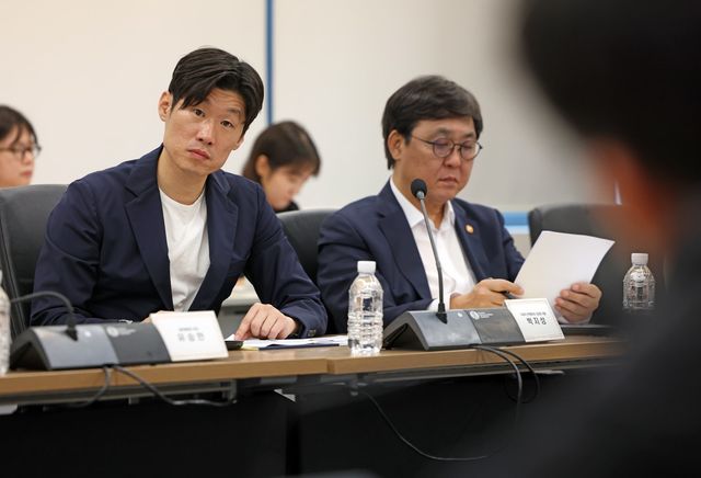 박지성 K-축구혁신위원회 공동위원장(왼쪽)이 20일 서울 종로구 현대미술관서 열린 3차 회의서 위원들과 대화하고 있다. 뉴시스