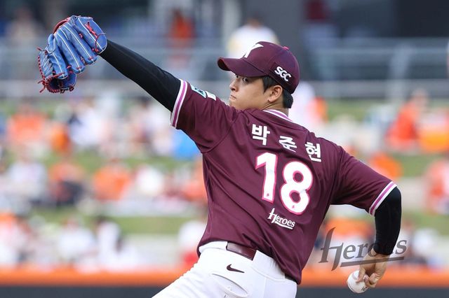 키움 박준현은 최근 장타를 의식해 주무기 패스트볼을 적절히 활용하지 못하고 피하는 승부를 하고 있다. 사진제공｜키움 히어로즈