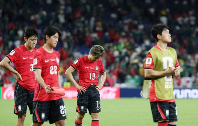 축구국가대표팀 선수들이 지난달 25일(한국시간) 남아프리카공화국과 북중미월드컵 조별리그 A조 3차전서 0-1로 패한 뒤 아쉬워하고 있다. 몬테레이｜뉴시스