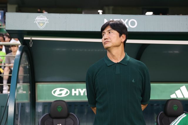 정정용 전북 감독이 21일 전주월드컵경기장에서 열린 대전하나와 K리그1 홈경기 도중 그라운드를 응시하고 있다. 사진제공｜한국프로축구연맹