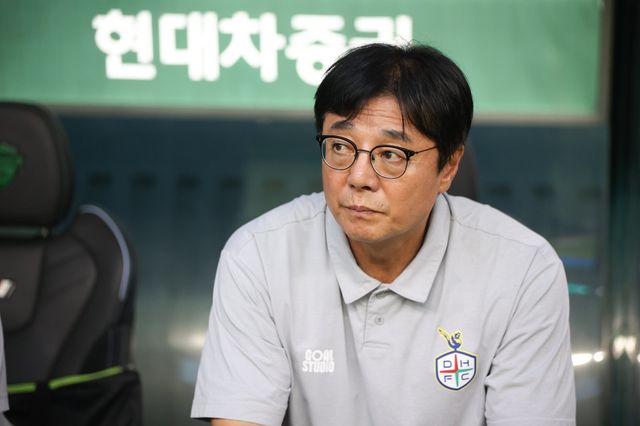 황선홍 대전하나 감독이 21일 전주월드컵경기장에서 열린 전북과 K리그1 원정경기 도중 선수들의 플레이를 지켜보고 있다. 사진제공｜한국프로축구연맹