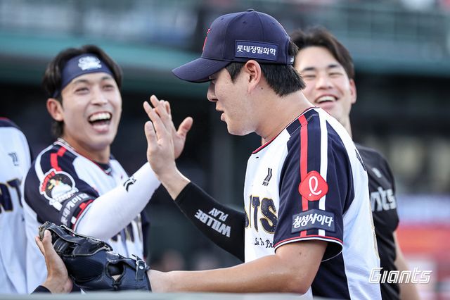 롯데 나승엽이 21일 사직 SSG전서 동료들과 기뻐하고 있다. 사진제공｜롯데 자이언츠