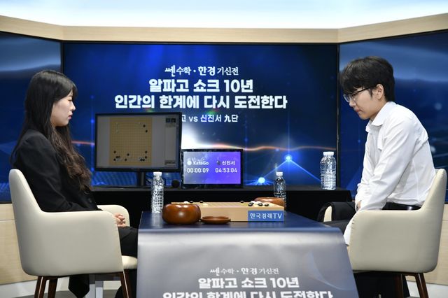 신진서 9단(오른쪽)과 인공지능 카타고의 3국 대국 모습. 왼쪽은 대리 착수를 맡은 이단비 초단이다. 사진제공 ｜한국기원