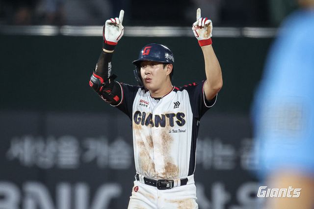 롯데 나승엽이 21일 사직 SSG전서 안타를 친 뒤 세리머니를 하고 있다. 사진제공｜롯데 자이언츠