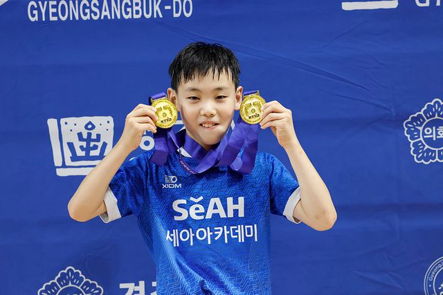 세아탁구아카데미 강시혁이 21일 경주체육관서 열린 제42회 대통령기 전국탁구대회 남자 초등부 단식서 금메달을 따낸 뒤 기뻐하고 있다. 이 대회 사상 첫 초등학교 4학년의 초등부 단식 우승이다. 사진제공│대한탁구협회