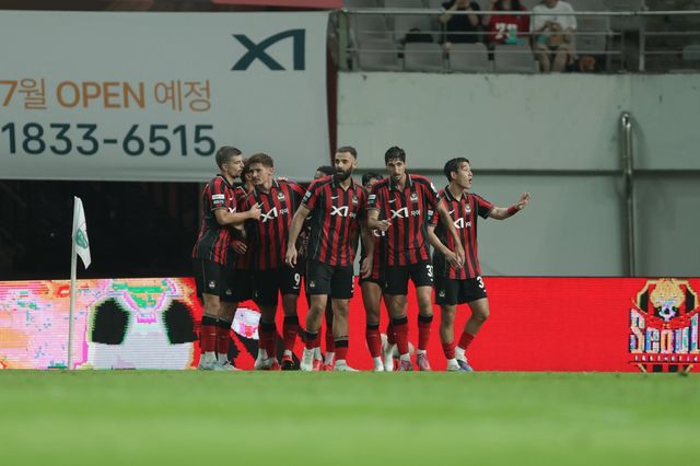 서울 클리말라(왼쪽 2번째)가 22일 서울월드컵경기장서 열린 포항전서 전반 35분 선제골을 뽑은 뒤 동료들과 기뻐하고 있다. 사진제공│한국프로축구연맹