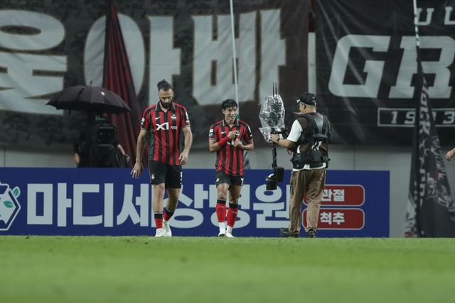 서울 정승원(왼쪽 2번째)이 22일 서울월드컵경기장서 열린 포항전서 2-1로 앞선 후반 43분 쐐기골을 뽑은 뒤 웃고 있다. 사진제공│한국프로축구연맹