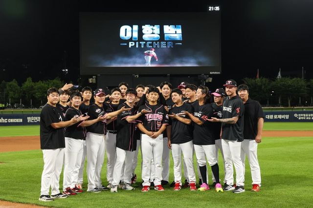 이형범(가운데)이 23일 광주 한화전이 끝난 뒤 KIA의 투수조와 기념 사진을 촬영하고 있다. 그는 이날 경기가 끝난 직후 트레이드돼 한화 유니폼을 입는다. 사진제공｜KIA 타이거즈