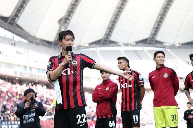 FC서울 주장 김진수(앞)는 숱한 우승을 경험했지만, 만족하지 않는다. 올해 팀의 10년 만의 우승을 통해 개인 커리어에 리그 우승 트로피를 추가하겠다는 의지다. 사진제공│한국프로축구연맹