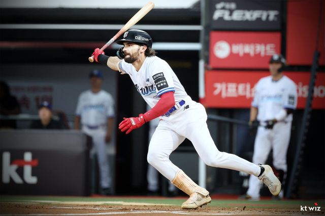 KT 외국인 타자 샘 힐리어드가 21일 수원 두산전서 타격하고 있다. 사진제공｜KT 위즈