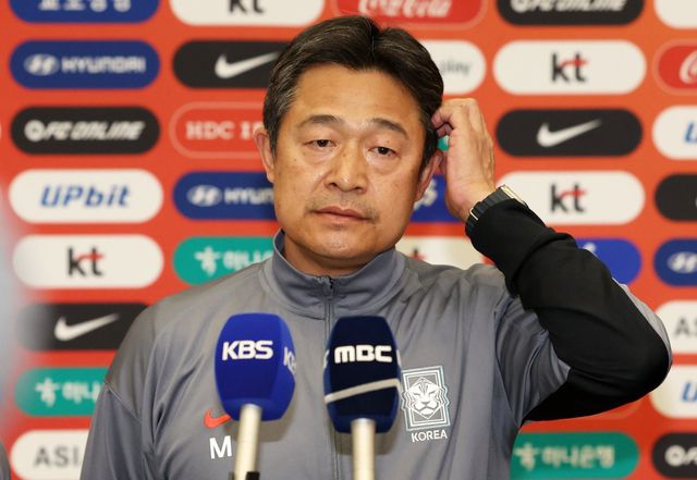 이민성 U-23 축구대표팀 감독이 올해 초 사우디아라비아서 개최된 AFC U-23 아시안컵을 4위로 마친 뒤 1월 25일 인천국제공항을 통해 귀국해 침통한 표정을 짓고 있다. 뉴시스