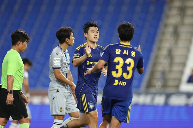 울산 이동경(오른쪽 2번째)이 26일 서울월드컵경기장서 열린 서울전서 1-0으로 앞선 전반 13분 추가골을 뽑은 뒤 기뻐하고 있다. 사진제공│한국프로축구연맹