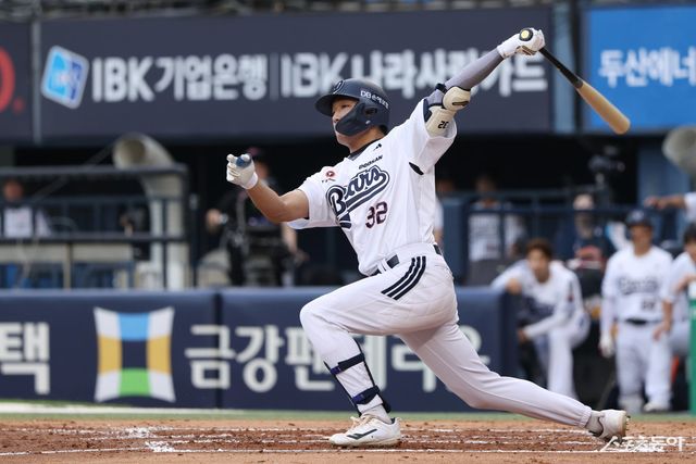 두산 김대한이 25일 잠실 삼성전서 타격하고 있다. 사진제공｜두산 베어스