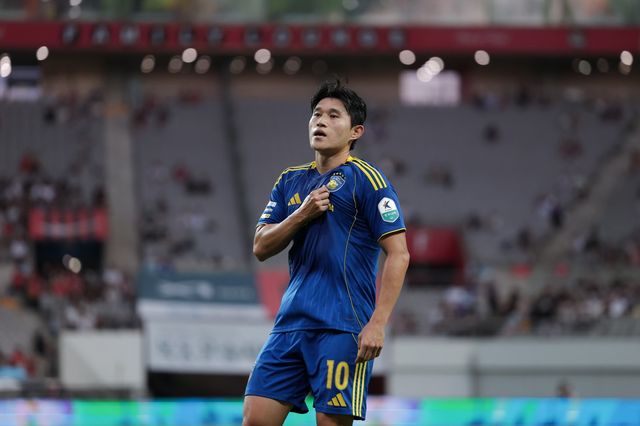 울산 이동경(오른쪽 2번째)이 26일 서울월드컵경기장서 열린 서울전서 1-0으로 앞선 전반 13분 추가골을 뽑은 뒤 기뻐하고 있다. 사진제공│한국프로축구연맹