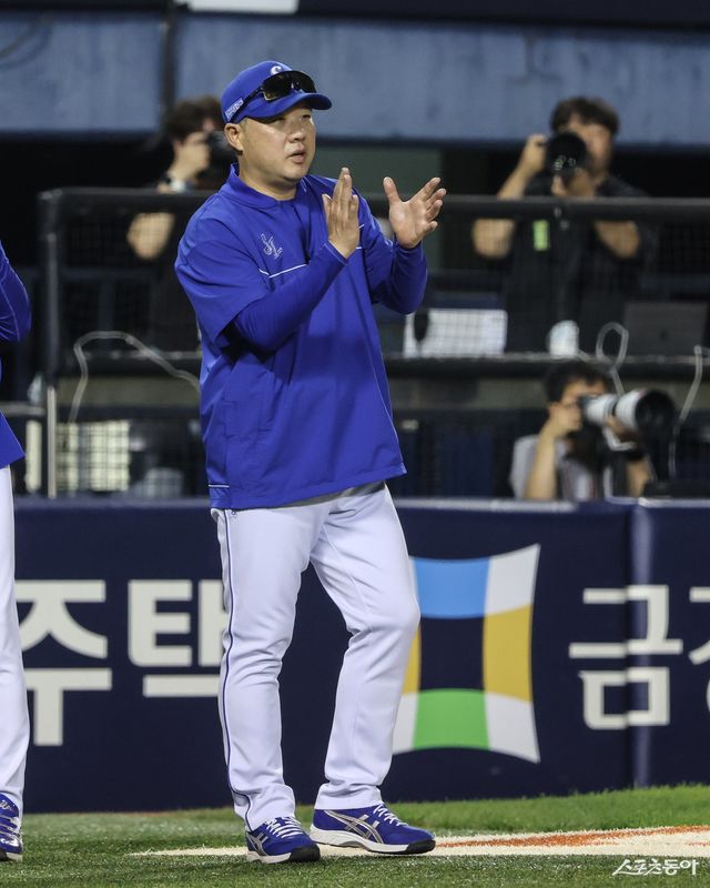 박진만 삼성 감독이 25일 잠실 두산전서 승리한 뒤 박수치고 있다. 사진제공｜삼성 라이온즈