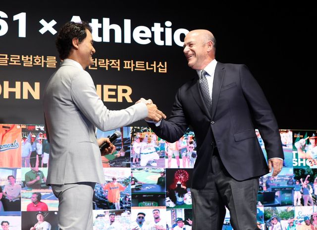박찬호 팀61 대표(왼쪽)가 27일 웨스틴 서울 파르나스서 존 피셔 애슬레틱스 구단주와 인사를 나누고 있다. 서울ㅣ뉴시스