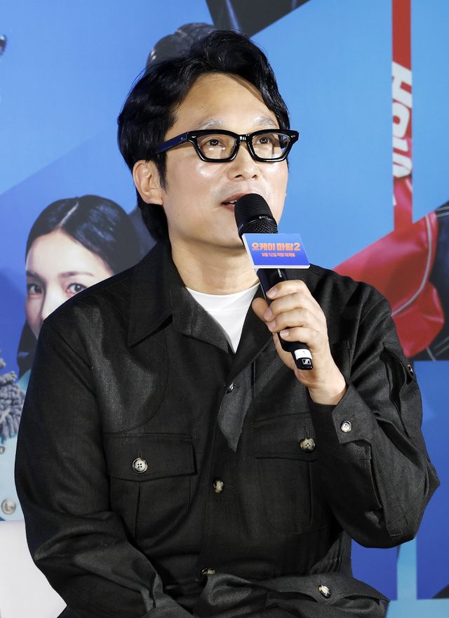 [서울=뉴시스] 김혜진 기자 = 이철하 감독이 13일 서울 용산구 CGV용산아이파크몰에서 열린 영화 ‘오케이마담2’ 제작보고회에서 인사말을 하고 있다. 2026.07.13. jini@newsis.com