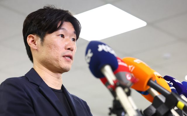 박지성 K-축구혁신위원회 공동위원장이 27일 서울 종로구 국립현대미술관에서 4차 회의를 마친 뒤 취재진의 질문에 답하고 있다. 뉴시스