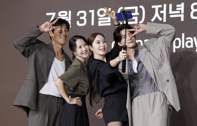 [서울=뉴시스] 김혜진 기자 = 배우 김재철(왼쪽부터), 조여정, 김혜수, 김지훈이 28일 오전 서울 중구 앰배서더 풀만에서 열린 쿠팡플레이 ‘지금 불륜이 문제가 아닙니다’ 제작발표회에서 포즈를 취하고 있다. 2026.07.28. jini@newsis.com