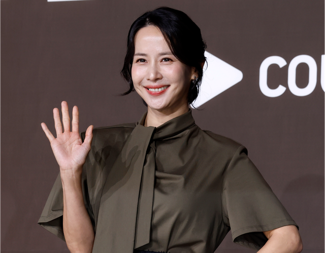 [서울=뉴시스] 김혜진 기자 = 배우 조여정이 28일 오전 서울 중구 앰배서더 풀만에서 열린 쿠팡플레이 ‘지금 불륜이 문제가 아닙니다’ 제작발표회에서 포즈를 취하고 있다. 2026.07.28. jini@newsis.com