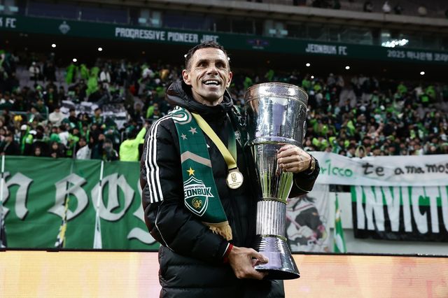 전북의 2025시즌 ‘더블’을 완성한 거스 포옛 감독은 대한축구협회의 국가대표팀 차기 사령탑 공개 채용에 응하겠다는 분명한 입장이다. 지난해 코리아컵 우승 트로피를 들고 활짝 웃는 모습. 사진제공｜대한축구협회