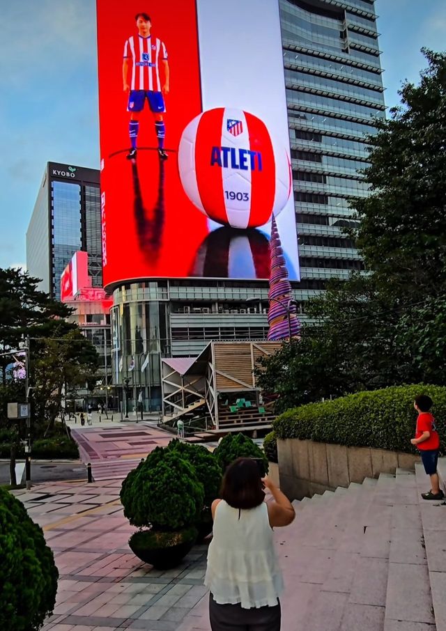 AT 마드리드는 25일 이강인의 공식 입단을 서울 중심부인 광화문 동아일보 사옥 대형 스크린을 통해 알리며 눈길을 끌었다. 사진출처｜아틀레티코 마드리드 SNS