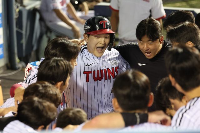 LG 문정빈이 28일 잠실 키움전 5회말 주자 없는 상황에서 우중월 솔로 홈런을 때린 뒤 덕아웃서 동료들과 세리머니를 하고 있다. 사진제공｜LG 트윈스