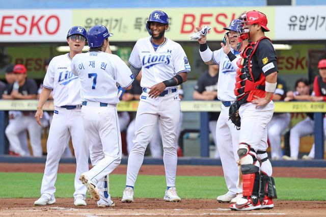 삼성 르윈 디아즈(가운데)가 28일 대구 KIA전 1회말 이재현(7번)의 3점홈런 때 함께 세리머니하고 있다. 사진제공｜삼성 라이온즈