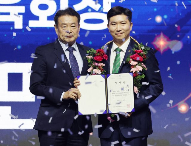 대한체육회가 김대년 체육회 선거자문위원회 위원장(왼쪽)을 새 사무총장으로 내정했다. 제42대 회장 선거서 당선된 유승민 현 대한체육회장과 김 내정자. 뉴시스