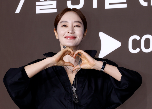 [서울=뉴시스] 김혜진 기자 = 배우 김혜수가 28일 오전 서울 중구 앰배서더 풀만에서 열린 쿠팡플레이 ‘지금 불륜이 문제가 아닙니다’ 제작발표회에서 포즈를 취하고 있다. 2026.07.28. jini@newsis.com