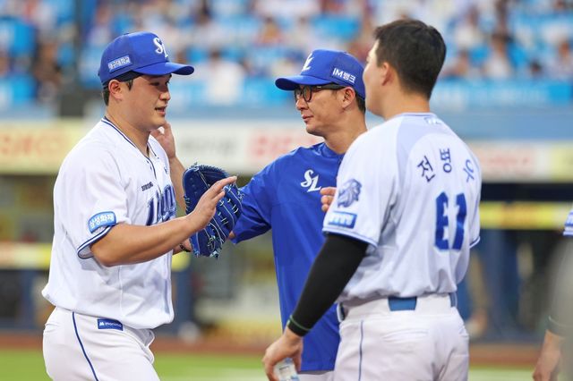 삼성 최원태(왼쪽)는 29일 오른쪽 삼두근 원위부 미세 손상으로 1군서 말소됐다. 사진제공｜삼성 라이온즈