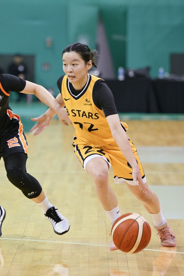 KB스타즈 성수연이 29일 부천체육관서 열린 우리은행과 퓨처스리그 첫 경기서 돌파를 시도하고 있다. 사진제공｜WKBL