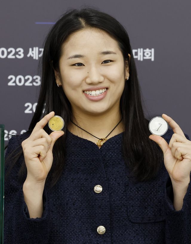 안세영이 29일 요넥스코리아서 열린 공식 기념메달 출시 행사에서 기념 메달을 들고 활짝 웃고 있다. 서울｜뉴시스