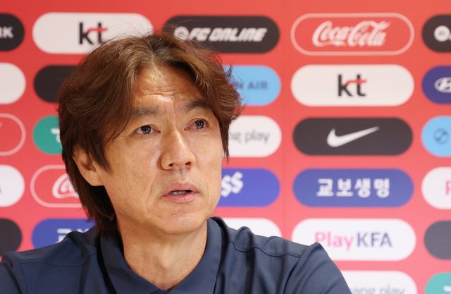 홍명보 축구대표팀 전 감독이 법인카드를 사적으로 사용했다는 종편채널의 의혹 제기에 정면 반박했다. 지난달 29일(한국시간) 멕시코 할리스코주 사포판에 위치한 북중미월드컵 베이스캠프에서 기자회견을 갖고 사퇴를 밝히는 모습. 사포판｜뉴시스