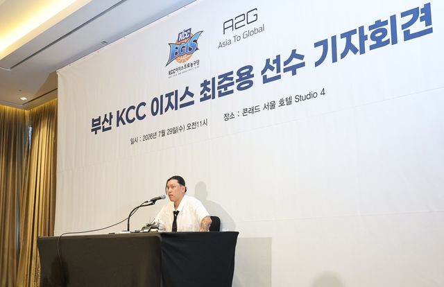 KCC 최준용이 29일 콘래드 서울서 열린 해외 진출 기자회견서 취재진의 질문에 답하고 있다. 뉴시스