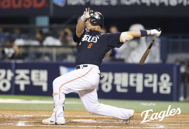 한화 노시환이 3일 잠실 LG전 8회초 2사 2루 상황에서 우월 2점 홈런을 터트리고 있다. 사진제공｜한화 이글스
