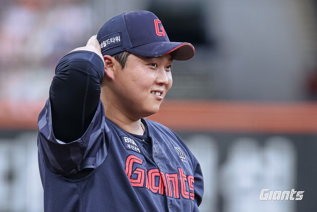 롯데 한동희가 29일 대전 한화전서 미소 짓고 있다. 사진제공｜롯데 자이언츠