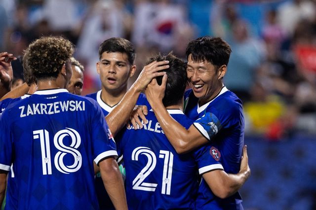 MLS 올스타팀 주장 손흥민(오른쪽)이 30일(한국시간) 미국 노스캐롤라이나주 샬럿의 뱅크 오브 아메리카 스타디움에서 열린 멕시코 리가 MX 올스타와 2026 MLS 올스타전서 득점 후 동료들과 기쁨을 나누고 있다. 샬럿｜AP뉴시스