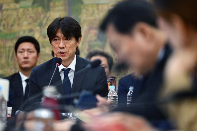 홍명보 전 축구국가대표팀 감독이 30일 국회 본관에서 열린 청문회에 증인으로 출석해 의원들의 질문에 답하고 있다. 뉴시스