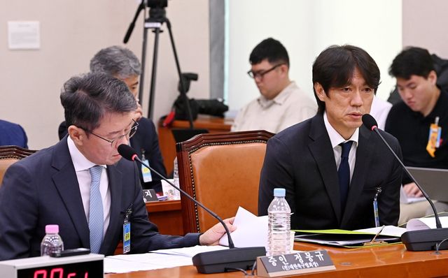 정몽규 전 대한축구협회장(왼쪽)과 홍명보 전 축구국가대표팀 감독이 30일 국회 본관에서 열린 청문회에 증인으로 출석해 의원들의 질문에 답하고 있다. 뉴시스