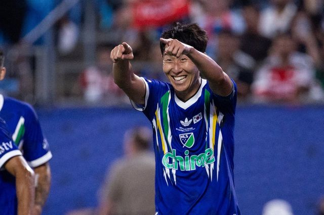 MLS 올스타팀 주장 손흥민이 30일(한국시간) 미국 노스캐롤라이나주 샬럿의 뱅크 오브 아메리카 스타디움에서 열린 멕시코 리가 MX 올스타와 2026 MLS 올스타전서 득점 후 환호하고 있다. 샬럿｜AP뉴시스