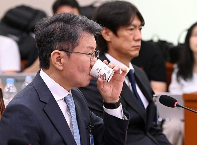 정몽규 전 대한축구협회장(왼쪽)이 30일 국회 본관에서 열린 청문회에서 물을 마시고 있다. 뉴시스