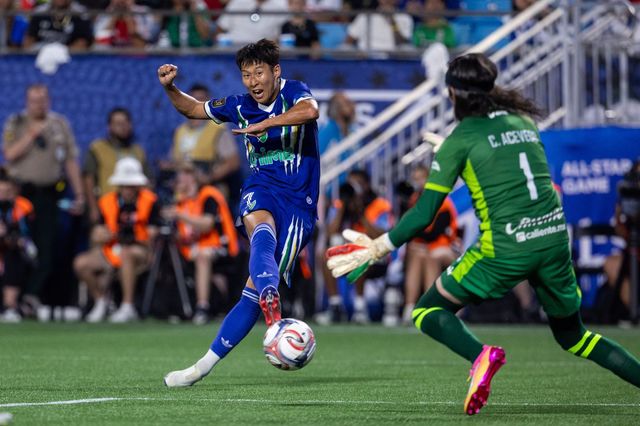 MLS 올스타팀 주장 손흥민(왼쪽)이 30일(한국시간) 미국 노스캐롤라이나주 샬럿의 뱅크 오브 아메리카 스타디움에서 열린 멕시코 리가 MX 올스타와 2026 MLS 올스타전서 동점골을 넣고 있다. 샬럿｜AP뉴시스