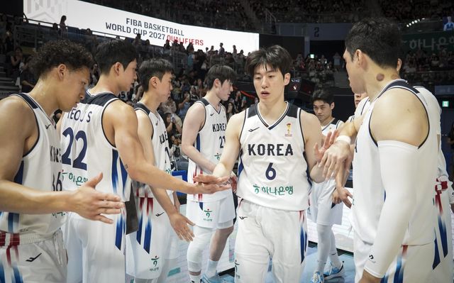 남자농구대표팀은 3일 대만전 패배로 농구월드컵 아시아예선 2라운드 진출이 힘겨워졌다. 발목을 다친 이정현(6번)의 출전 여부가 중요하다. 사진제공｜대한민국농구협회