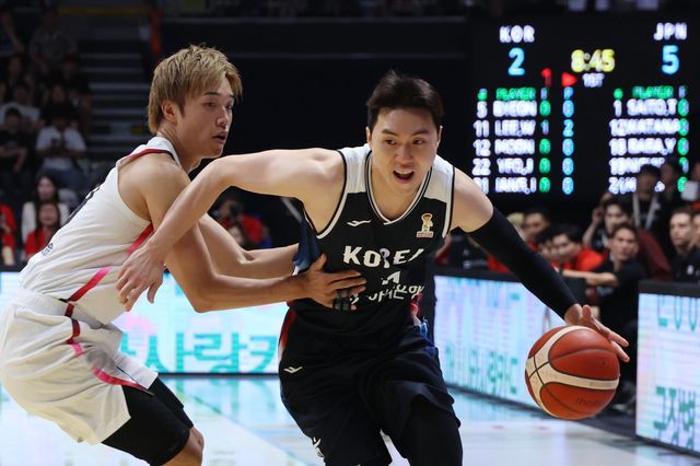 이우석(오른쪽)이 6일 일본전서 니시다 유다이의 수비를 피해 돌파하고 있다. 고양｜뉴시스