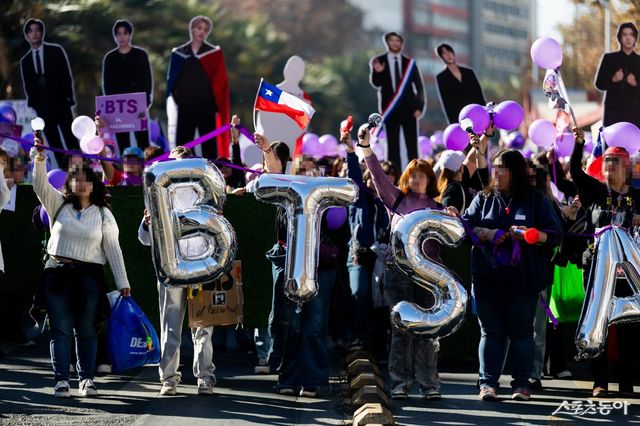 칠레 정부가 방탄소년단 월드투어 ‘아리랑’ 칠레 공연이 펼쳐질 국립경기장에 대해 기습 대관 불허를 발표한것에 아미들이 평화 시위에 돌입했다. 사진제공 | X